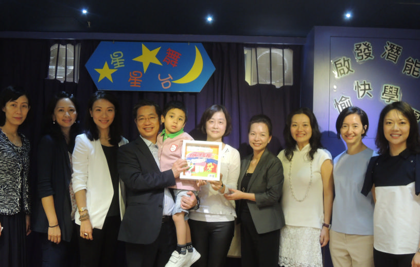 Mr. C. F. Fong, the CEO of the SAHK (4th from the left), and a pre-school student, present a handmade card to the benefactors of the Braemar Hill Nursery School. Ms. Peggy Wu, the Senior Vice Principal of the Braemar Hill Nursery School, and members of the Social Services Committee received the card.