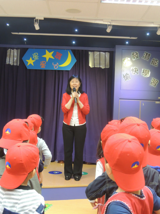 Mrs. Karin Lai, the SAHK’s Head of Services, gave a welcome speech. The students of the Braemar Hill Nursery School were very attentive. 