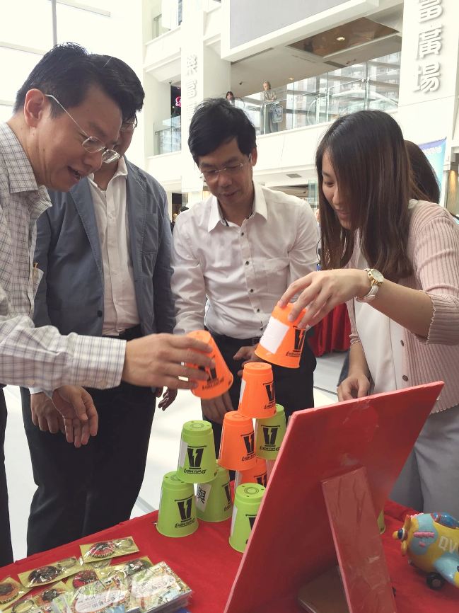  Mr. Au Wai Ming (second right), Ms Hau Suk Kwan (first right), Assistant District Social Welfare Officers (Wong Tai Sin and Sai Kung District); and Mr. Joe W. H. Lai (second left), Mr. Andie W. K. Chan (first left), Wong Tai Sin District Council Members, were playing the cup stacking game in the event. 