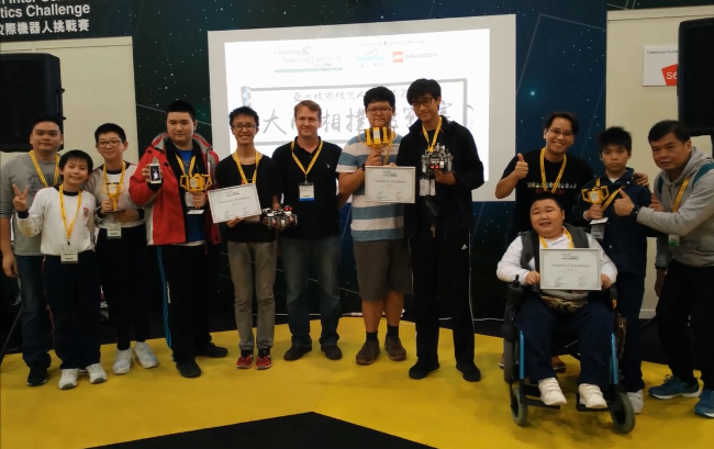  Tin Tsz Chun (right, front row) and Cheung Tsz Kwan (second right, back row), students of B. M. Kotewall Memorial School, took a photo with teachers and other awardees. 