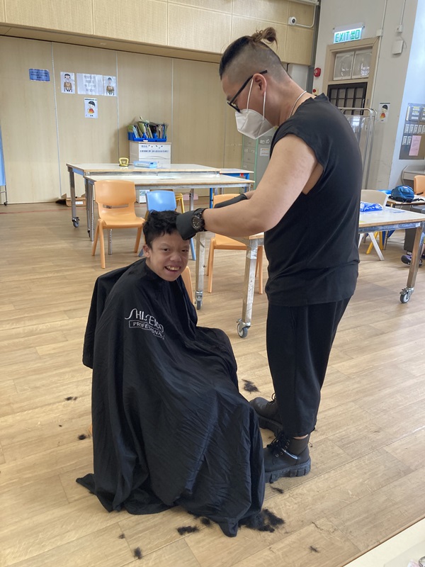多謝Will Hair Thanks to the hairstylists from Will Hair Salon who visited Jockey Club Elaine Field School and Hostel and gave a voluntary haircut to the boarding students who have mobility issues.