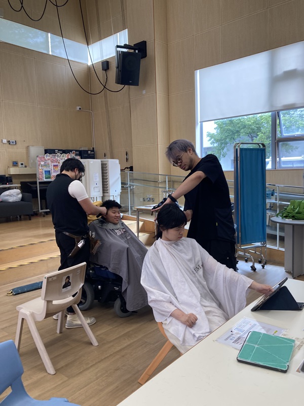 Although the boarding students have different hairstyles, they all have the same mind and respect the hairstylists who provide the voluntary haircut service.