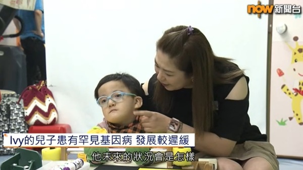In an interview with ‘Now News’ and ‘Ming Pao’, Ivy, a loving mother said after her son Kiu Kiu entered the Association's pre-school centre, his condition hasimproved and he loves the school life. (Picture A)