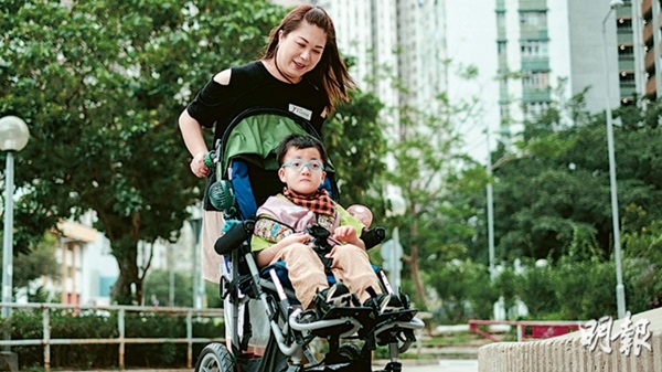 In an interview with ‘Now News’ and ‘Ming Pao’, Ivy, a loving mother said after her son Kiu Kiu entered the Association's pre-school centre, his condition hasimproved and he loves the school life. (Picture B)