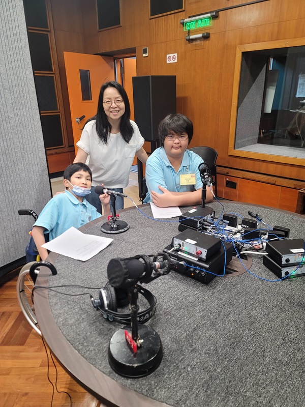 Student LEE Yi Fan（right）and OU Wai Kin（left）, two award-winning drama group students, shared about their performance in the RTHK program.