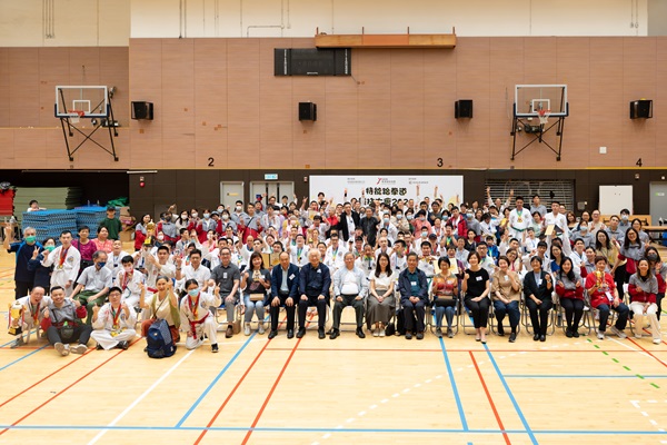  All participants happily took photo together.