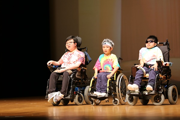 在去年12月，賽馬會田綺玲學校的話劇組參加了香港學校戲劇節，並且贏得多個獎項。