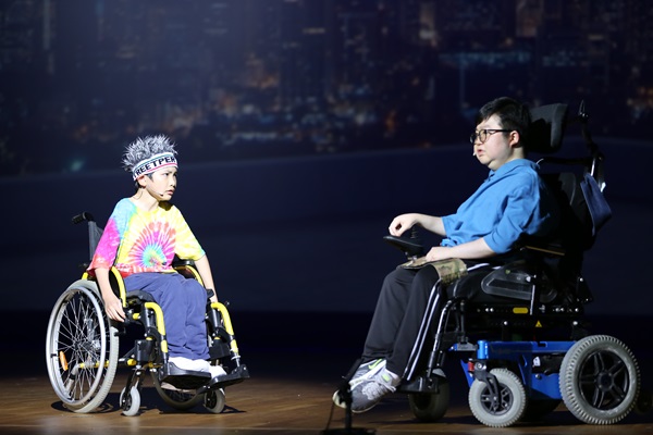 The protagonist 杜杜 (right, Chinese only) in the show experienced a low point in his life. Fortunately, his best friend encouraged him and he rediscovered the meaning of life while participating in a drama performance.
