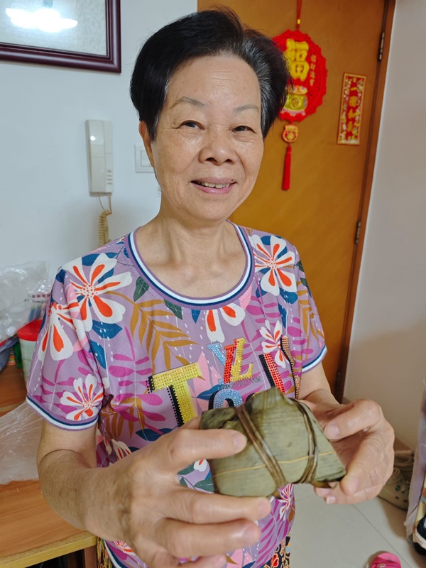 The service users were very happy after receiving the rice dumplings.(Picture A)