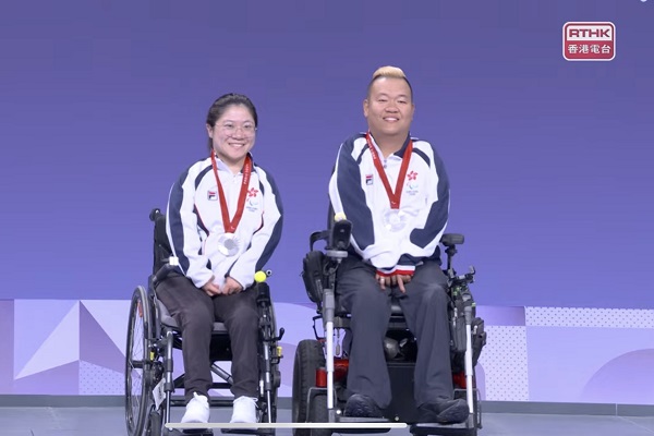 CHEUNG Yuen (left), an alumnus of Apleichau Pre-school Centre and Leung Yuk-wing (right) won a silver medal in the Boccia Mixed Doubles BC4 event.(Screen capature from RTHK)