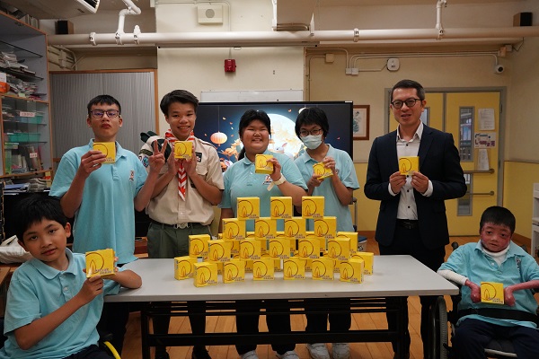 The Hong Kong and China Gas Company Limited donated so many mooncakes to several frontline service units of the Association, including the Jockey Club Elaine Field School.