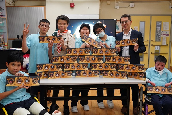 JACOMAX Pizza Shop donated 100 pieces of mooncakes to the Jockey Club Elaine Field School.