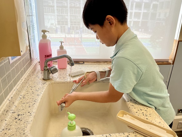 The school cultivate the habit among students of cleaning their own tableware after meals.