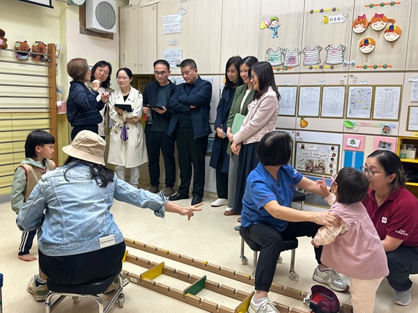 主任向各復康人員講解引導式教育之實踐 主任向各復康人員講解引導式教育之實踐