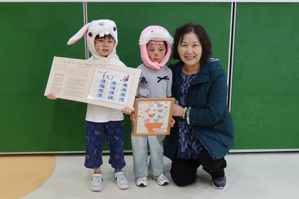 Students dressed up as little animals and had fun interacting with everyone. (photo2)