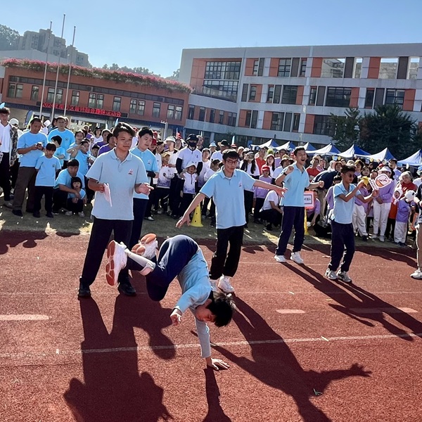 The Parent-Child Integration Sports Day featured a variety of unique competitions, aiming to foster friendships between students from Hong Kong and Guangdong through sports. (photo 1)