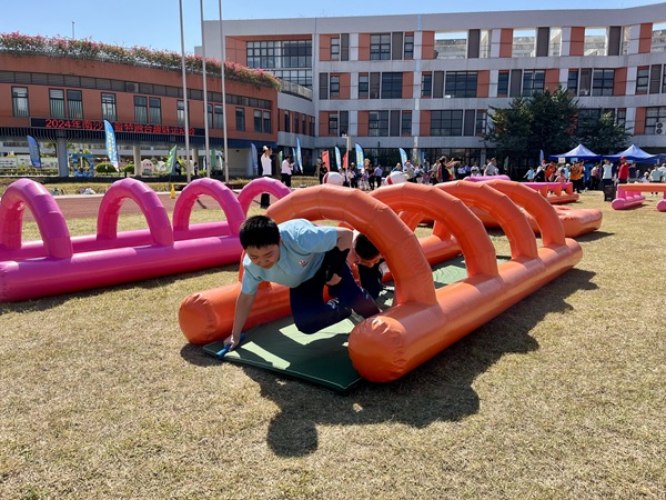 The Parent-Child Integration Sports Day featured a variety of unique competitions, aiming to foster friendships between students from Hong Kong and Guangdong through sports. (photo 2)