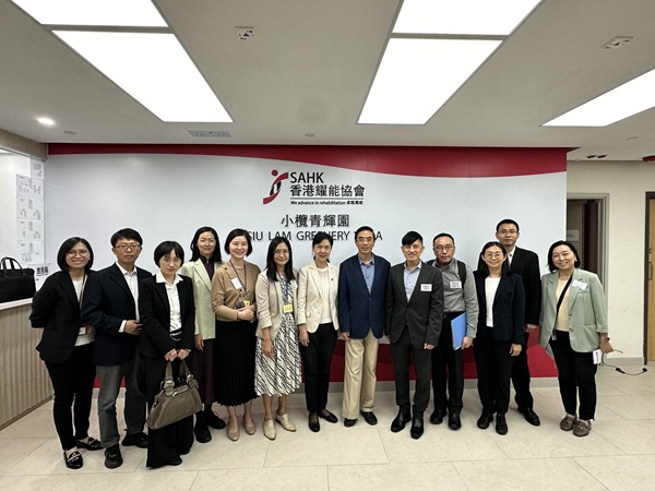 Representatives from the China Disabled Persons' Federation (CDPF), including Chairperson Mr. CHENG Kai (sixth right), visited Siu Lam Greenery Villa, accompanied by Mr. WONG Kwok Chun, Deputy Director of Social Welfare (Services) (fifth right) and the management of the Association.