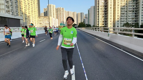 Mr. YU uses long-distance running to motivate himself and realises that never falter in the face of adversity is the only way to success.