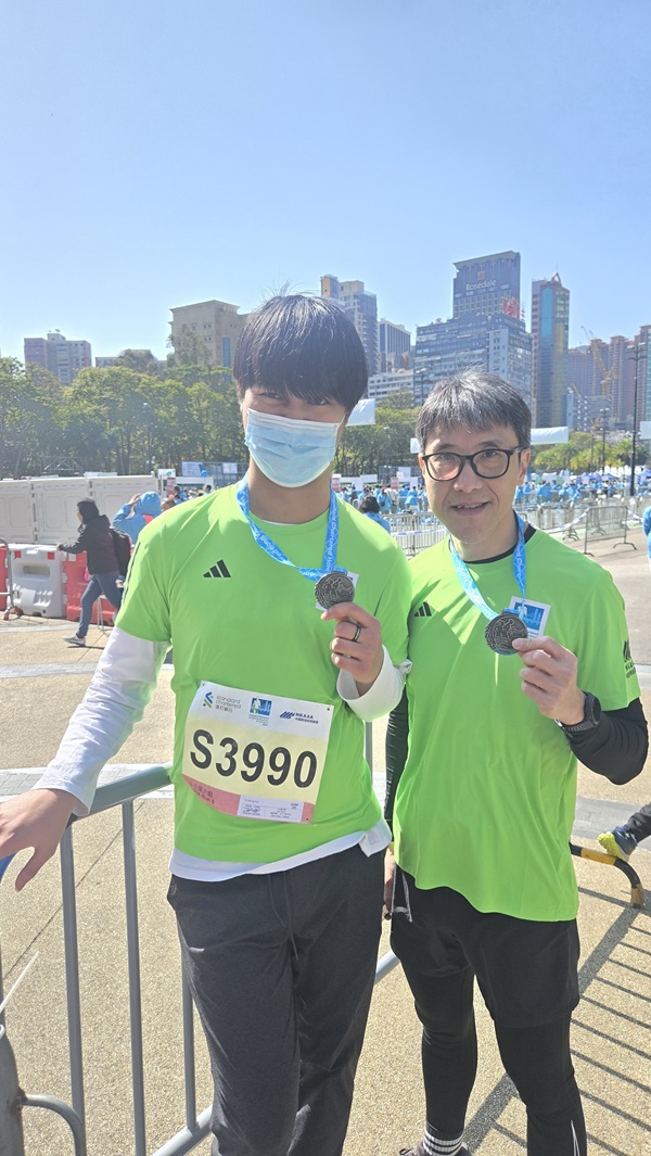  Whether it was pre-match training or during the race, the School's physiotherapist Mr. LAI Tak-wai (right)provided great support to Mr. YU (left).