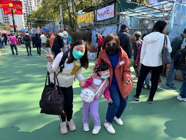 The Zurich Volunteer Team sponsored and accompanied the service users of the Apleichau pre-school centre to the Lunar New Year’s Eve Fair. (Photo 1)