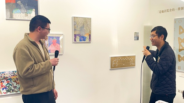 啟揚(右)與海龍(左)在巴塞爾藝術展香港展會2025上,分享彼此的藝術創作心得。 啟揚(右)與海龍(左)在巴塞爾藝術展香港展會2025上,分享彼此的藝術創作心得。