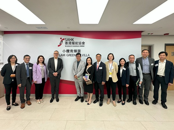 勞工及福利局何啟明副局長(右八),以及立法會議員管浩鳴牧師(左四)、林素蔚女士(左三)與陳凱欣女士(右七)到訪青輝園,協會行政總裁劉應彬先生(右六)、副行政總裁洪淑娟女士(右五)、成人服務總監許玲玲女士(右四)和院長李嘉薇女士(左一)到場迎接。 勞工及福利局何啟明副局長(右八),以及立法會議員管浩鳴牧師(左四)、林素蔚女士(左三)與陳凱欣女士(右七)到訪青輝園,協會行政總裁劉應彬先生(右六)、副行政總裁洪淑娟女士(右五)、成人服務總監許玲玲女士(右四)和院長李嘉薇女士(左一)到場迎接。