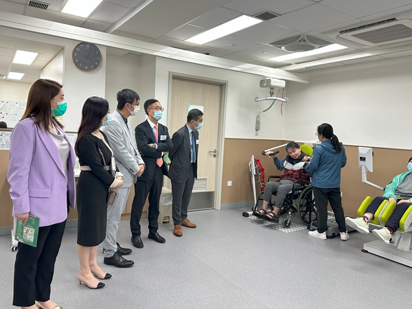 來賓視察了園內復康器材的應用狀況。 來賓視察了園內復康器材的應用狀況。