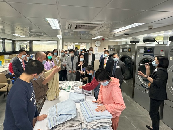 在綜合職業康復服務中心內,學員可以學習包括洗衣工序等基本工作技能。 在綜合職業康復服務中心內,學員可以學習包括洗衣工序等基本工作技能。