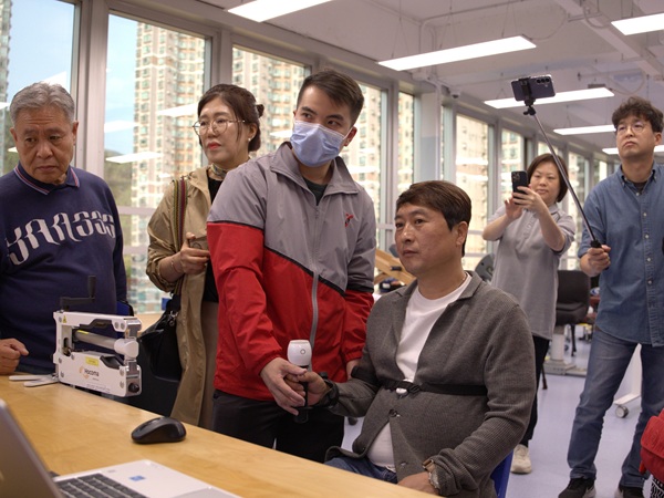 協會的職業治療師和社工團隊,為遠道而來嘅同業介紹中心的不同服務與設施。(照片一) 協會的職業治療師和社工團隊,為遠道而來嘅同業介紹中心的不同服務與設施。(照片一)