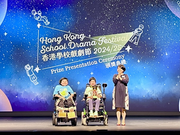 劇團在葵青劇院出席頒獎禮,並獲得公開演出的機會。 劇團在葵青劇院出席頒獎禮,並獲得公開演出的機會。