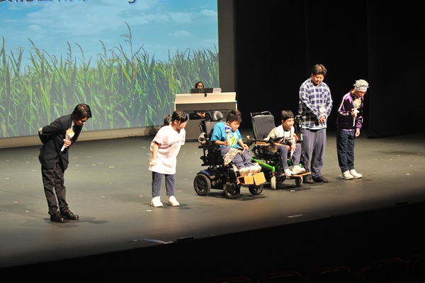 真摯而感人的演出贏得觀眾熱烈掌聲與高度肯定。 真摯而感人的演出贏得觀眾熱烈掌聲與高度肯定。