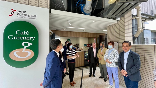李嘉薇女士(左三)陪同大家參觀為學員提供實習機會的輕食咖啡閣。