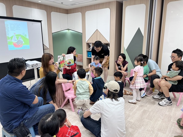 由協會言語治療師帶領,並邀請本地唱作人Serrini作嘉賓,透過閱讀和講故事增進親子關係。(照片二) 由協會言語治療師帶領,並邀請本地唱作人Serrini作嘉賓,透過閱讀和講故事增進親子關係。(照片二)