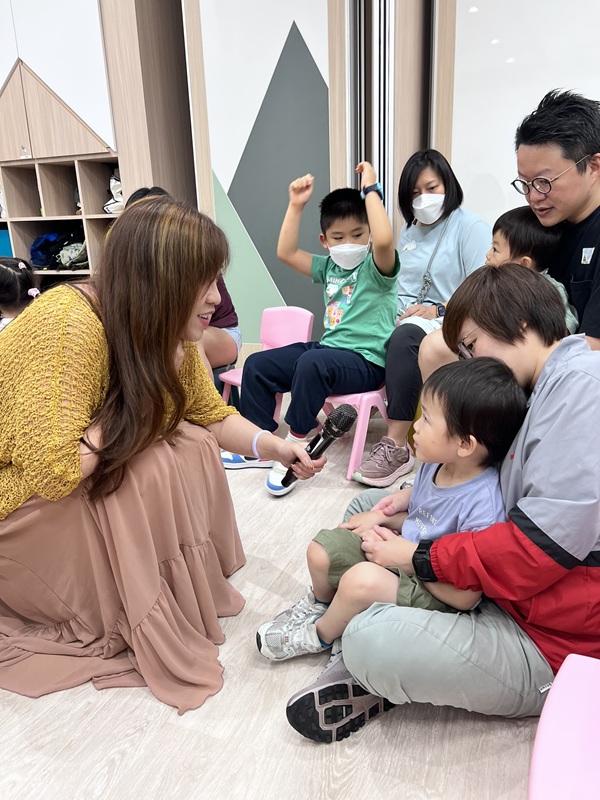 Serrini與小朋友互動講故事及演唱《樹仔》。(照片一) Serrini與小朋友互動講故事及演唱《樹仔》。(照片一)