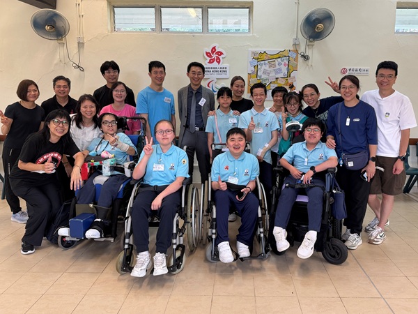 Mr. SO WaWai, Paralympic Gold Medalist (back row, 4th from left) posed for a photo with teachers and students from Ko Fook Iu Memorial School.