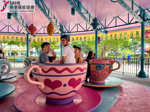 The students were playing on the spinning teacups. The students were playing on the spinning teacups.