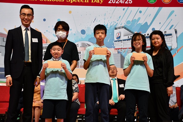 畢業典禮上頒發畢業證書、獎項和獎學金等環節後,更有一連串學生精彩表演。(照片一) 畢業典禮上頒發畢業證書、獎項和獎學金等環節後,更有一連串學生精彩表演。(照片一)