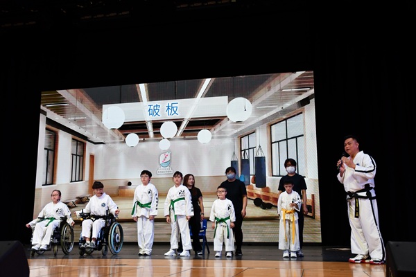 畢業典禮上頒發畢業證書、獎項和獎學金等環節後,更有一連串學生精彩表演。(照片二) 畢業典禮上頒發畢業證書、獎項和獎學金等環節後,更有一連串學生精彩表演。(照片二)