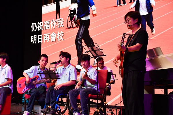 畢業典禮上頒發畢業證書、獎項和獎學金等環節後,更有一連串學生精彩表演。(照片三) 畢業典禮上頒發畢業證書、獎項和獎學金等環節後,更有一連串學生精彩表演。(照片三)