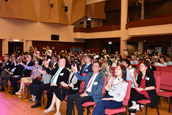 協會董事會主席彭徐美雲女士,BBS, MH為首的多位董事會成員,以及行政總裁劉應彬先生在台下支持同學們,場面溫馨又熱鬧。 協會董事會主席彭徐美雲女士,BBS, MH為首的多位董事會成員,以及行政總裁劉應彬先生在台下支持同學們,場面溫馨又熱鬧。