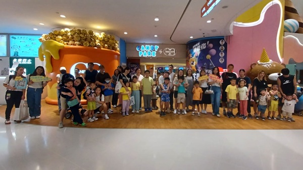 東九龍家長資源中心的服務使用者與醫專薈義工一起外出欣賞電影，樂也融融。(照片一)