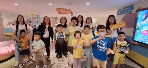 東九龍家長資源中心的服務使用者與醫專薈義工一起外出欣賞電影，樂也融融。(照片二)