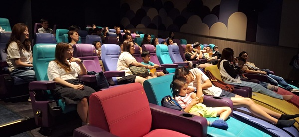 東九龍家長資源中心的服務使用者與醫專薈義工一起外出欣賞電影，樂也融融。(照片三)