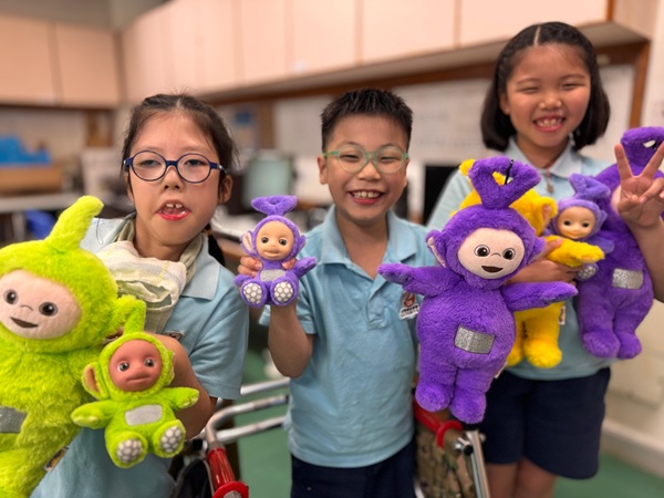 賽馬會田綺玲學校學生與天線得得B布偶合照。