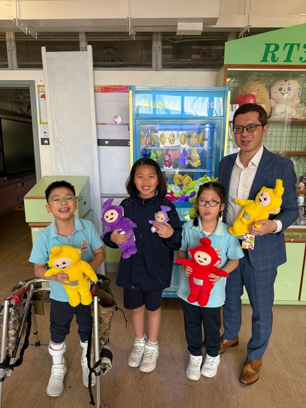 賽馬會田綺玲學校的夾娃娃機增添了一批色彩繽紛的新成員。