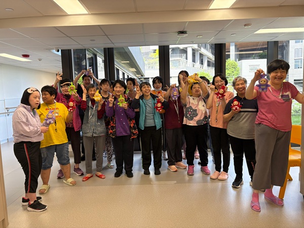 青暉園學員與天線得得B布偶合照。