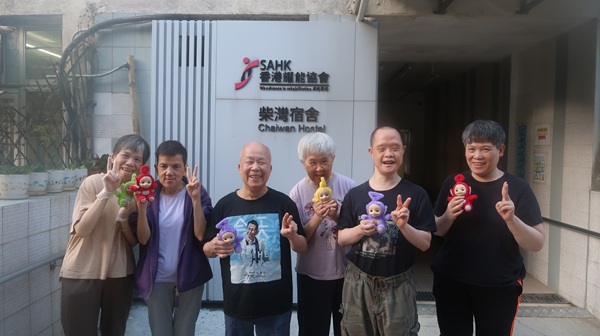 柴灣宿舍舍友與天線得得B布偶合照。