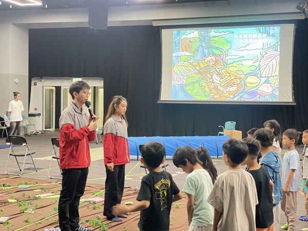 孩子們在製作探險工具及完成各個挑戰關卡時,經歷了多元的感官刺激。(照片一) 孩子們在製作探險工具及完成各個挑戰關卡時,經歷了多元的感官刺激。(照片一)