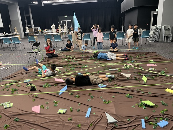 孩子們在製作探險工具及完成各個挑戰關卡時,經歷了多元的感官刺激。(照片二) 孩子們在製作探險工具及完成各個挑戰關卡時,經歷了多元的感官刺激。(照片二)